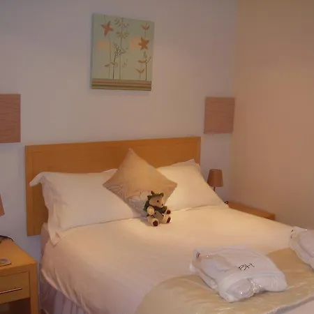 Barnfield House Гостьовий будинок 4*